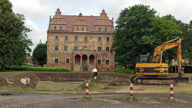 Teren przed pałacem w Polskiej Cerekwi odzyskuje dawny blask