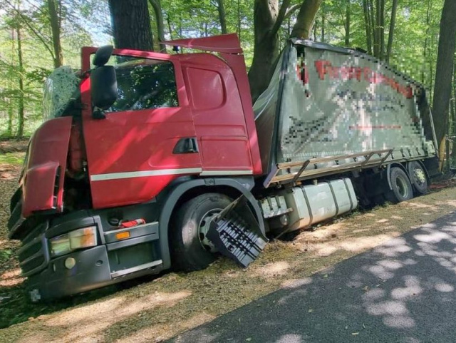 Kierowca ciężarówki zagapił się i uderzył w samochód leśniczego na poboczu
