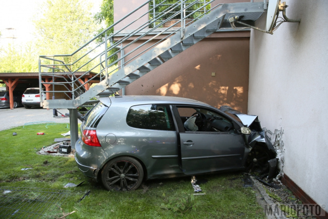 Wypadek w Tarnowie Opolskim. Osobówka wjechała w dom