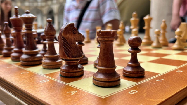 Królewska gra wróciła na dziedziniec książęcego zamku. W Brzegu rozpoczęła się akademia szachowa