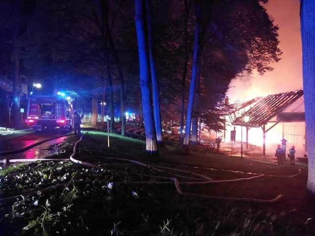 Nocny pożar lokalu gastronomicznego w Pokrzywnej. Trwa szacowanie strat