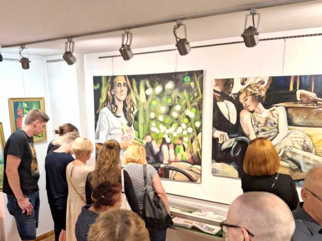 10 artystów prezentuje swoją twórczość w Oleskim Muzeum Regionalnym do połowy września