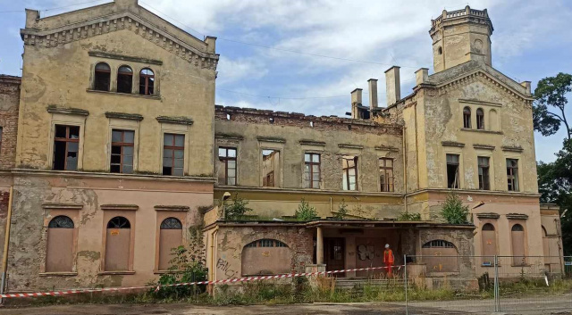 Częściowo spalony dworzec w Głubczycach będzie remontowany. Gmina ogłosiła przetarg