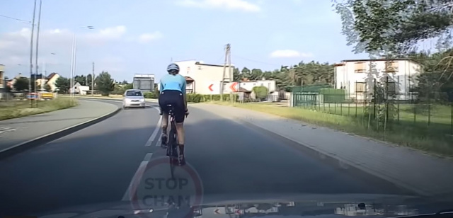 Starcie kierowcy z rowerzystką na drodze w Cisowej [FILM]