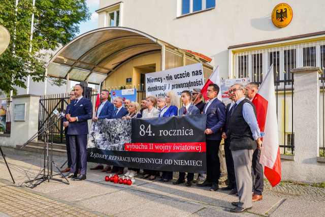 Janusz Kowalski domaga się reparacji od Niemiec. Manifestacja przed konsulatem w Opolu