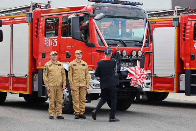 Łodzie, wozy, promesy i odznaka dla 12-latka. Uroczysta zbiórka strażaków w Opolu [ZDJĘCIA]