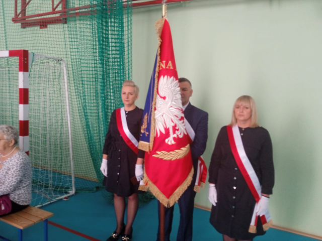 Nowy sztandar dla szkoły. W Skoroszycach uczczono 250 rocznicę KEN-u
