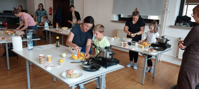 Rodzinne gotowanie w Łubnianach. Warsztaty stowarzyszenia Droga do celu