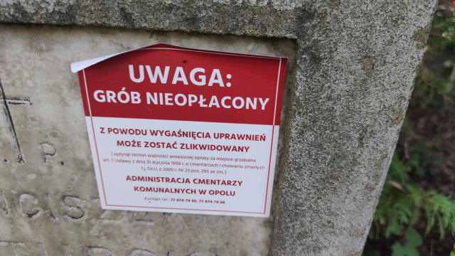 Naklejki na grobach. Zakład Komunalny w Opolu porządkuje cmentarz na Półwsi