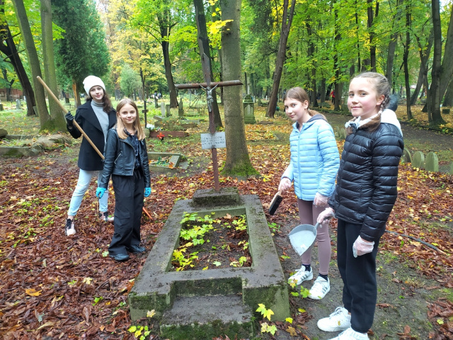 Młodzież sprzątała zabytkowy cmentarz w Opolu