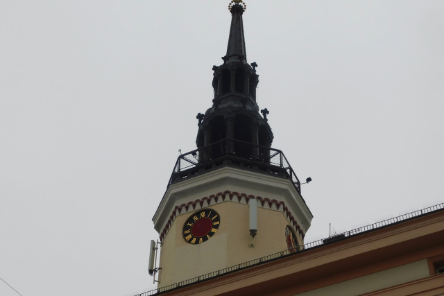 Remont zegarów na ratuszu w Strzelcach Opolskich. Tarcze bez wskazówek to nietypowy widok