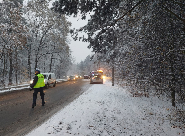 Atak zimy na Opolszczyźnie. Pogorszone warunki jazdy, na drogi ruszyły pługi i solarki