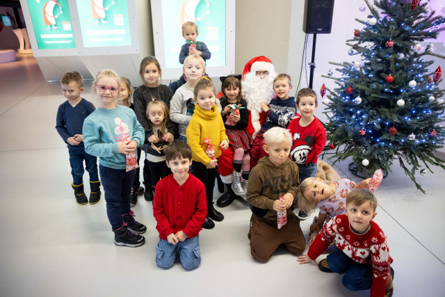 Mikołaj odwiedził Muzeum Polskiej Piosenki. Dzieci są zachwycone