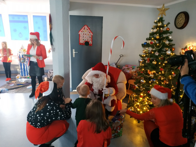 Mikołaj z prezentami u podopiecznych ośrodka Szansa w Opolu