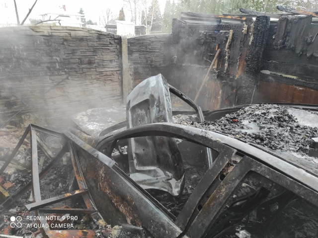 Powiat kluczborski: pożar samochodu w garażu