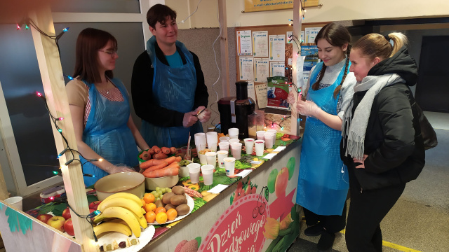 Uczniowie promują zdrowe jedzenie. W ZSZ im. Staszica w Opolu młodzież przygotowuje owocowo-warzywne przekąski.