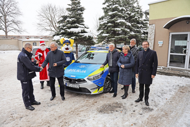 Nowy radiowóz dla kluczborskiej policji dzięki współpracy starostwa i gmin