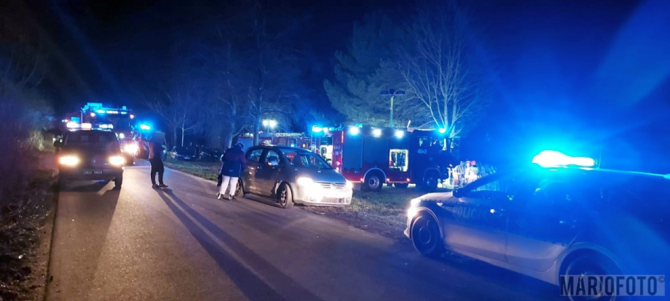 Samochód wpadł do stawu w Nowakach koło Pakosławic fot. Mario