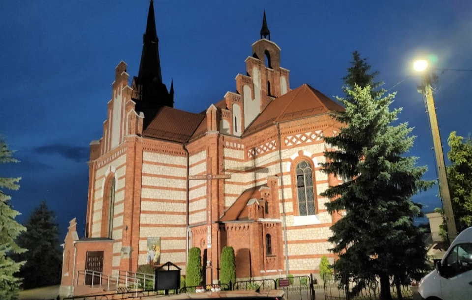 Oświetlony kościół w Staniszczach Wielkich [fot. gmina Kolonowskie]