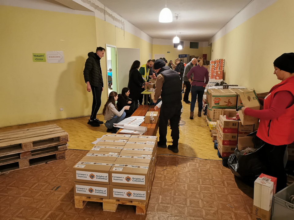 Pakowanie paczek do Ukrainy [fot. mat. Rycerze Kolumba w Opolu]