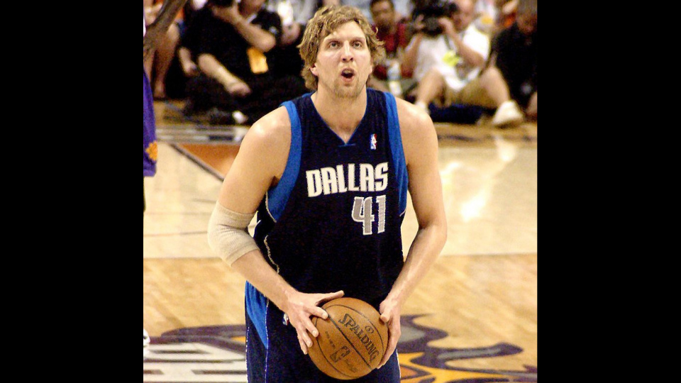 Nowitzki na linii rzutów wolnych podczas spotkania z Phoenix Suns (kwiecień 2008). [fot. Mwinog2777, https://pl.wikipedia.org/wiki/Dirk_Nowitzki#/media/Plik:Dirk_41.jpg