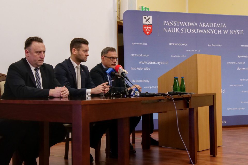 Przemysław Malinowski, Kamil Bortniczuk i Kordian Kolbiarz w PANS w Nysie [fot. Marcin Boczek]