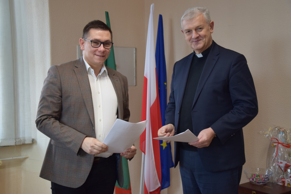 Urząd Miejski w Głogówku. Burmistrz Piotr Bujak i dyrektor CDO ks. Arnold Drechsler podpisali umowę dotyczącą przekazania przez gminę 170 tys. zł [fot. UM Głogówek]