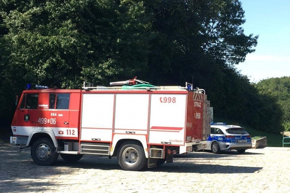 Ciało kobiety znaleziono w samochodzie w okolicach Pomniku Czynu Powstańczego [fot. OSP Leśnica]