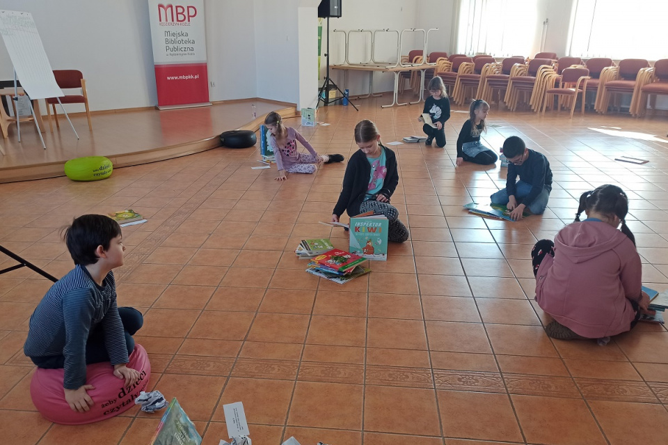Dzieci podczas zajęć w MBP w Kędzierzynie-Koźlu [fot. Joanna Gerlich]