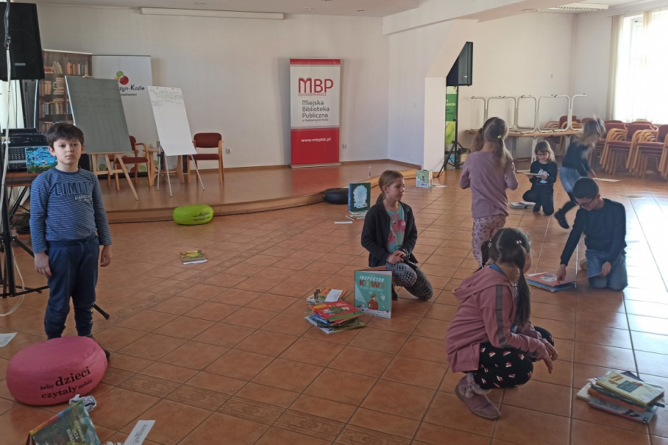 Dzieci podczas zajęć w MBP w Kędzierzynie-Koźlu [fot. Joanna Gerlich]