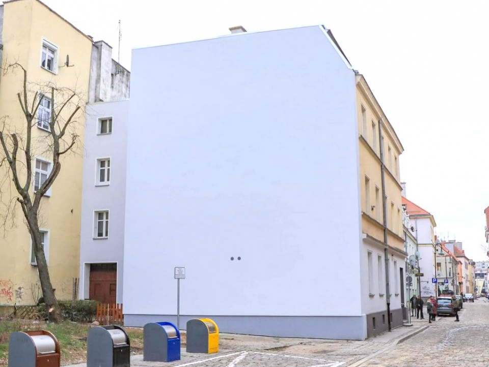 Ściana kamienicy przeznaczona na mural Zbigniewa Wodeckiego [fot. www.facebook.com/Arkadiusz Wiśniewski]