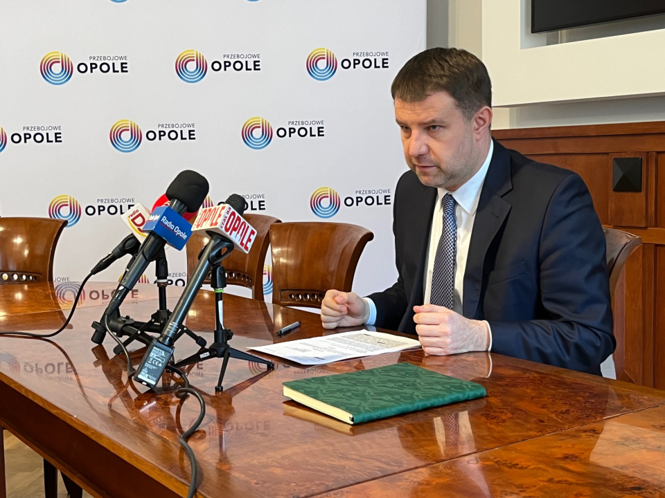 Prezydent Opola Arkadiusz Wiśniewski przedstawia wnioski PIP [fot. Jakub Biel]