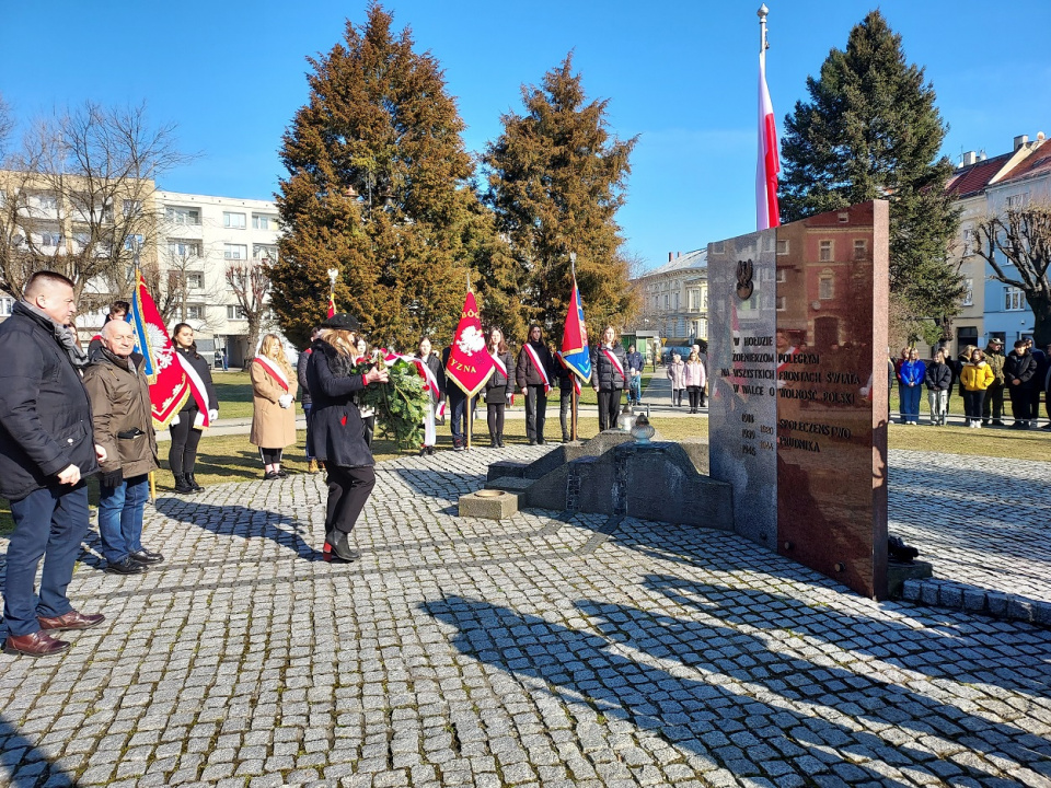 Obchody Narodowego Dnia Pamięci „Żołnierzy Wyklętych” pod Pomnikiem Żołnierza Polskiego w Prudniku [zdj. Jan Poniatyszyn]