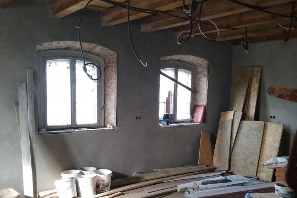 Trwa remont budynku dawnego przedszkola w Dziewkowicach [fot. gmina Strzelce Opolskie]