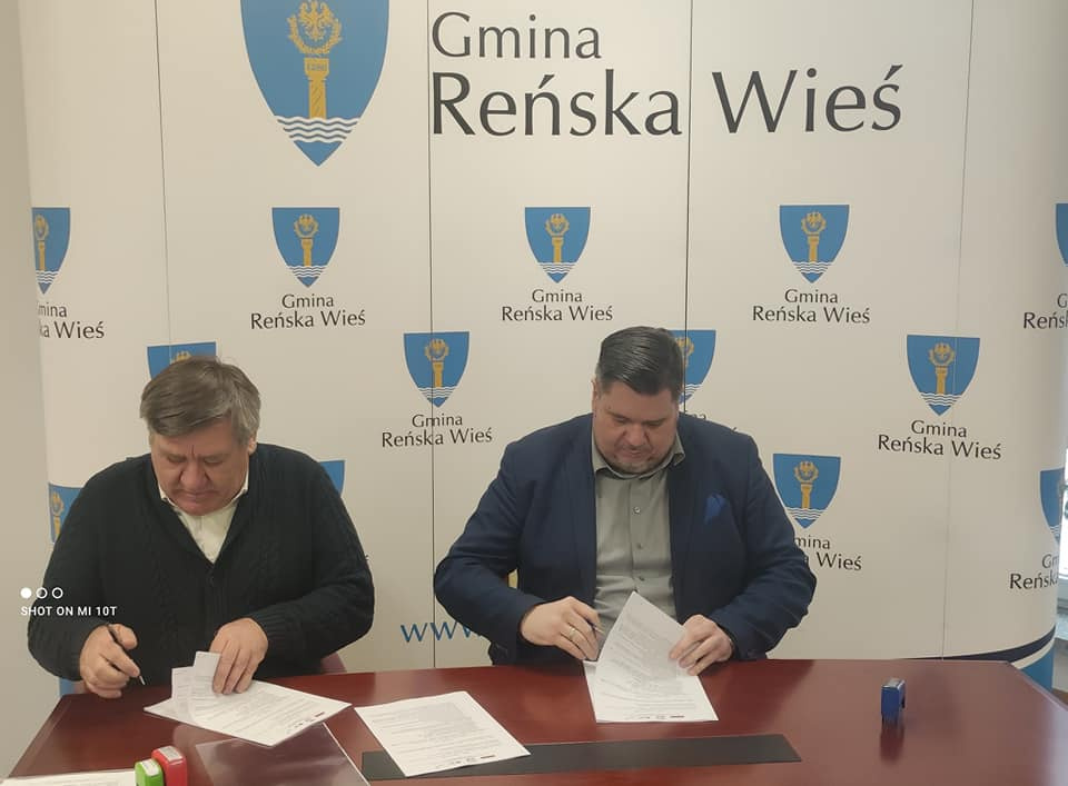 Podpisanie umowy na budowę kanalizacji w Poborszowie [fot. UG Reńska Wieś]