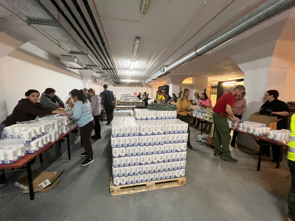 Pakowanie paczek z żywnością dla mieszkańców Ukrainy [fot.M.Matuszkiewicz]