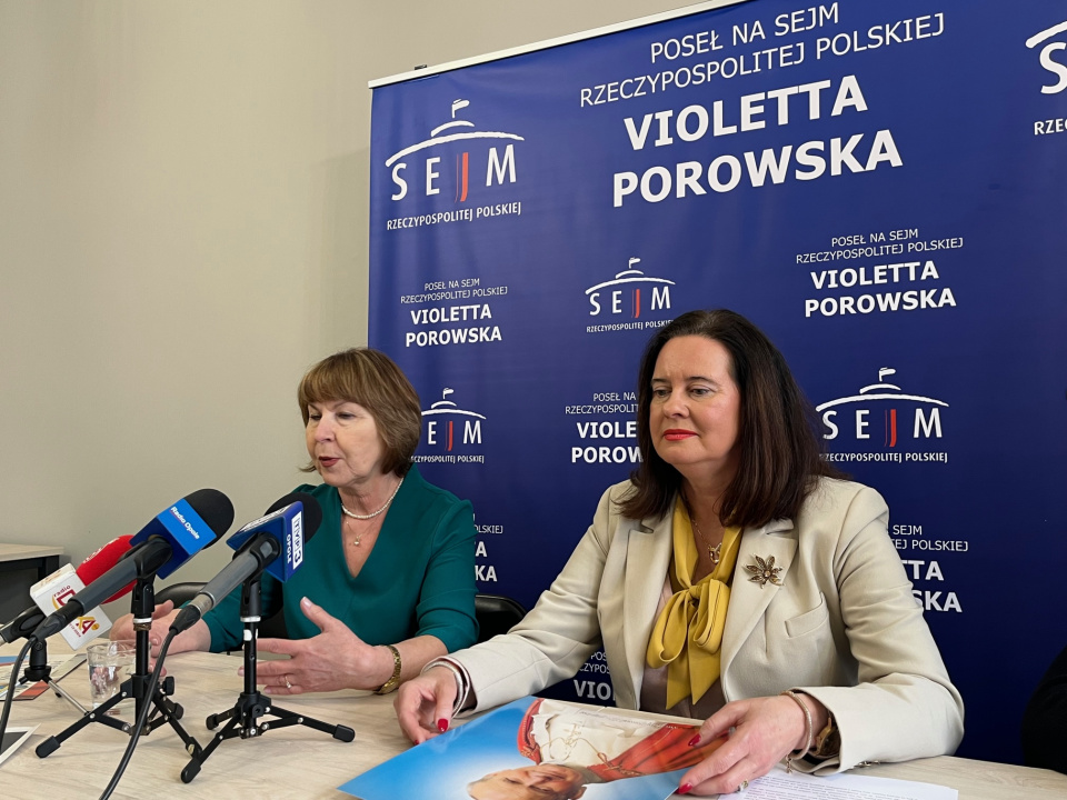 Posłanka PiS Violetta Porowska apeluje do samorządowców, aby jak najszybciej przyjęli uchwałę w sprawie obrony dobrego imienia św. Jana Pawła II [fot.M.Matuszkiewicz]