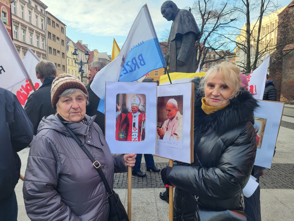 Wiec poparcia dla Jana Pawła II w Brzegu [fot. Katarzyna Doros-Stachoń]