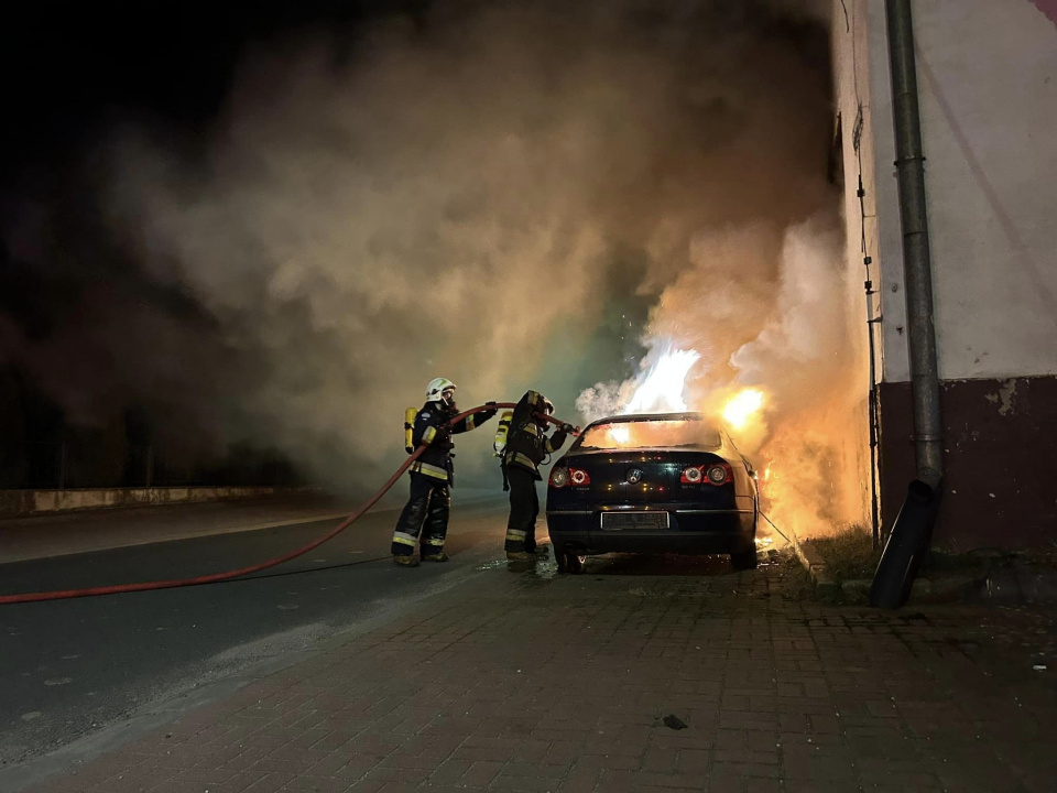 Pożar samochodu w Łambinowicach fot. OSP Łambinowice