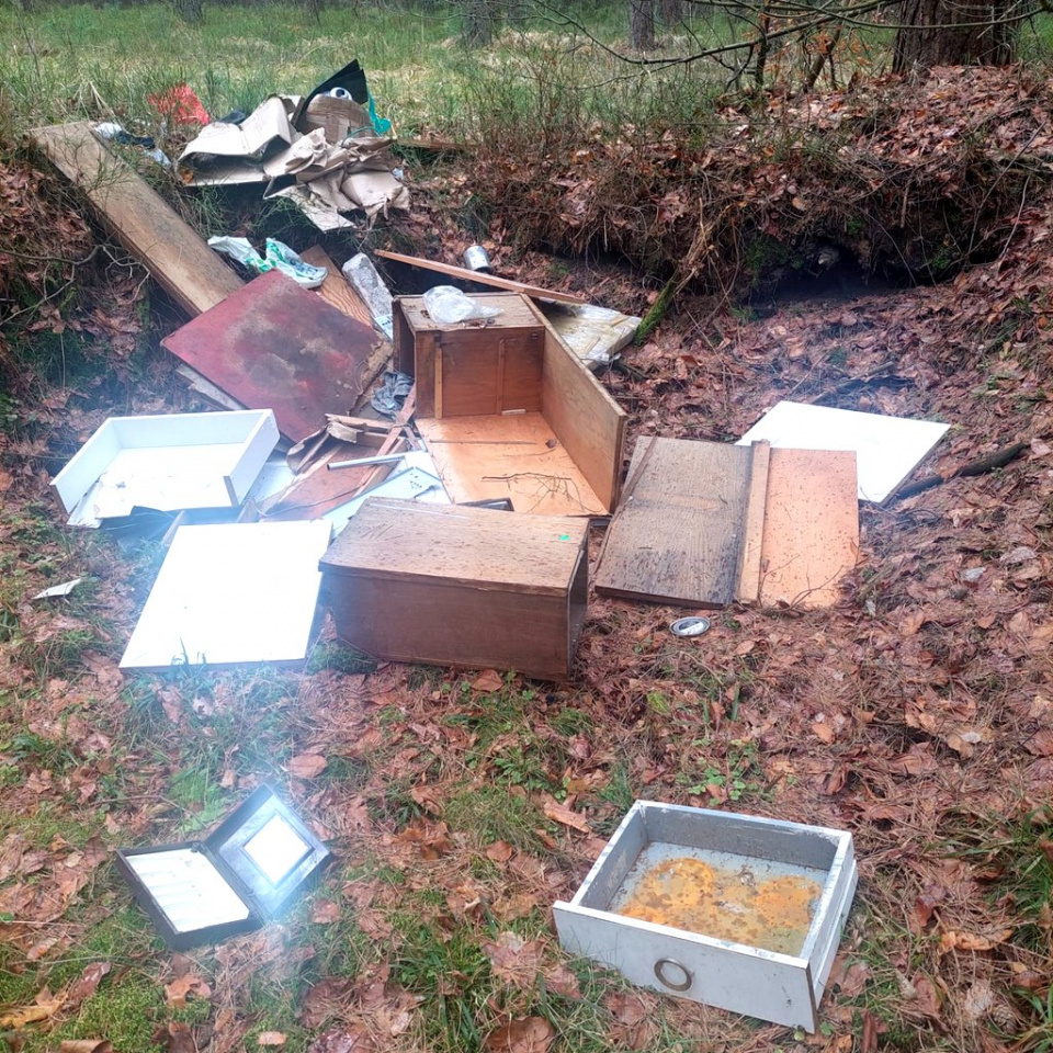 Porzucone śmieci w lesie [fot. Jerzy Rosół/facebook.com/Nadleśnictwo Olesno]