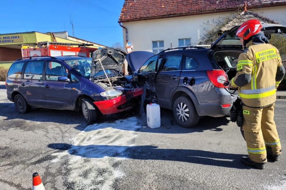 Wypadek na skrzyżowaniu w Leśnicy [fot. KP PSP w Strzelcach Opolskich]