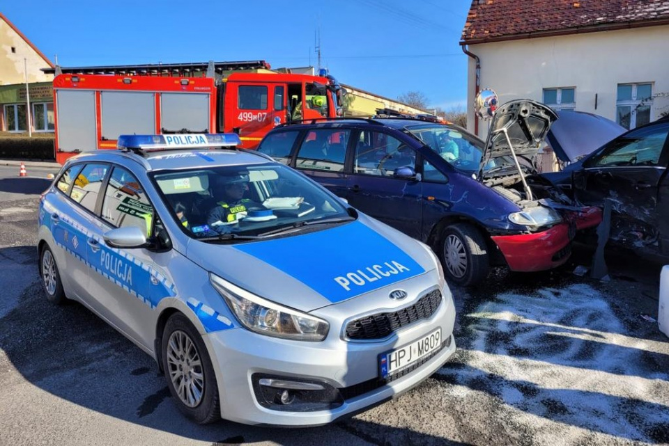 Wypadek na skrzyżowaniu w Leśnicy [fot. KP PSP w Strzelcach Opolskich]