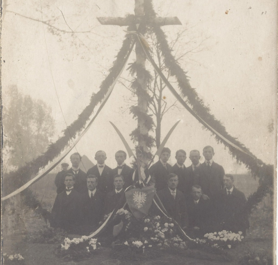 Krzyż na mogile powstańców w czasie pierwszej wojny światowej [fot. archiwum Muzeum w Praszce]