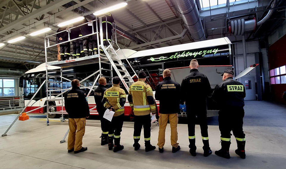Strażacy szkoli się z budowy autobusów elektrycznych [fot. MZK w Opolu]