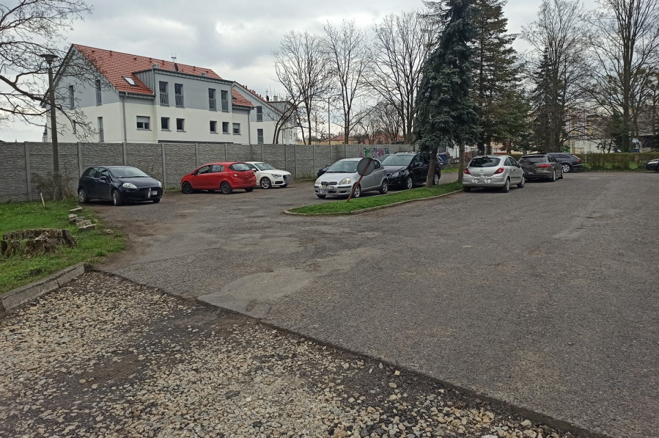 Parking przy szpitalu w Strzelcach Opolskich [fot. Joanna Gerlich]