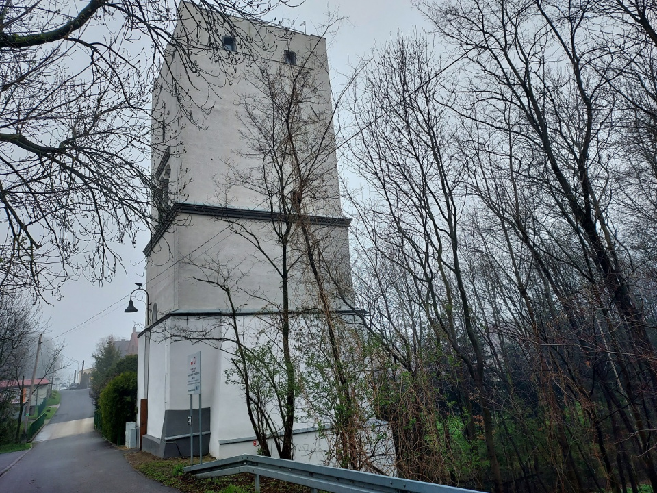 Odnowiona Wieża Wodna w Białej jest jednym z najstarszych tego typu zabytków w Polsce [zdj. Jan Poniatyszyn]