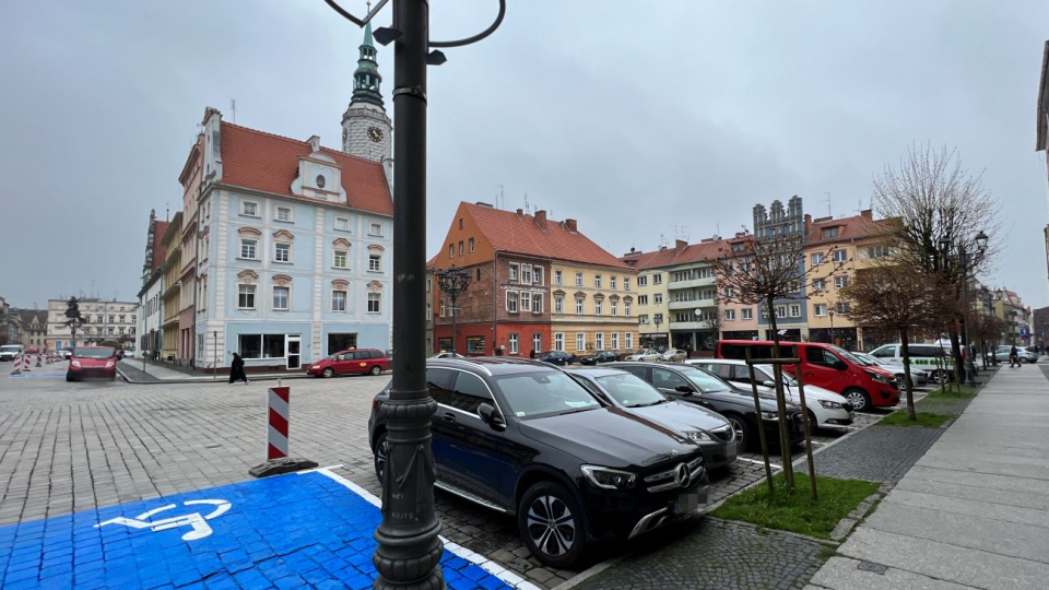 Na brzeskim rynku powstanie około 80 miejsc parkingowych [fot. Daniel Klimczak]