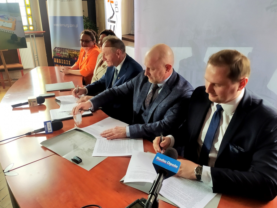 Podpisanie umowy na rewitalizację basenu odkrytego w Oleśnie [fot. Witold Wośtak]