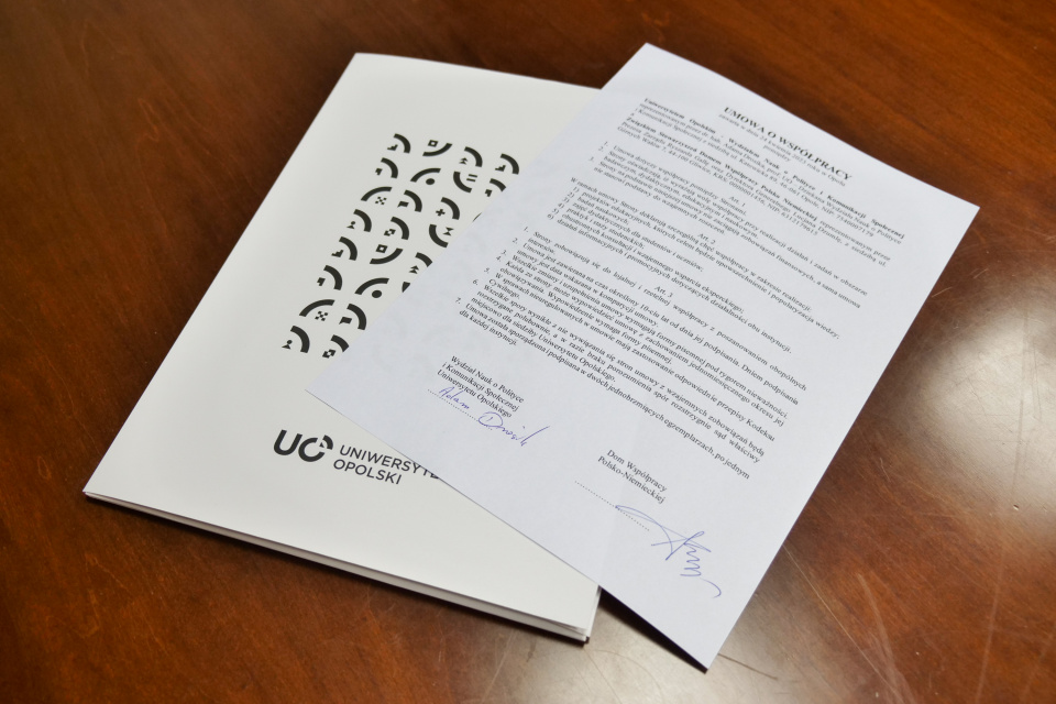 Podpisanie współpracy między WNoPiKS UO a Domem Współpracy Polsko-Niemieckiej [fot. Adam Dubiński]