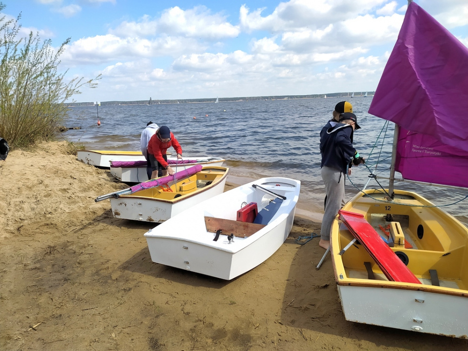 Dzieci przygotowują łódki Optimist, Turawa [fot. Witold Wośtak]